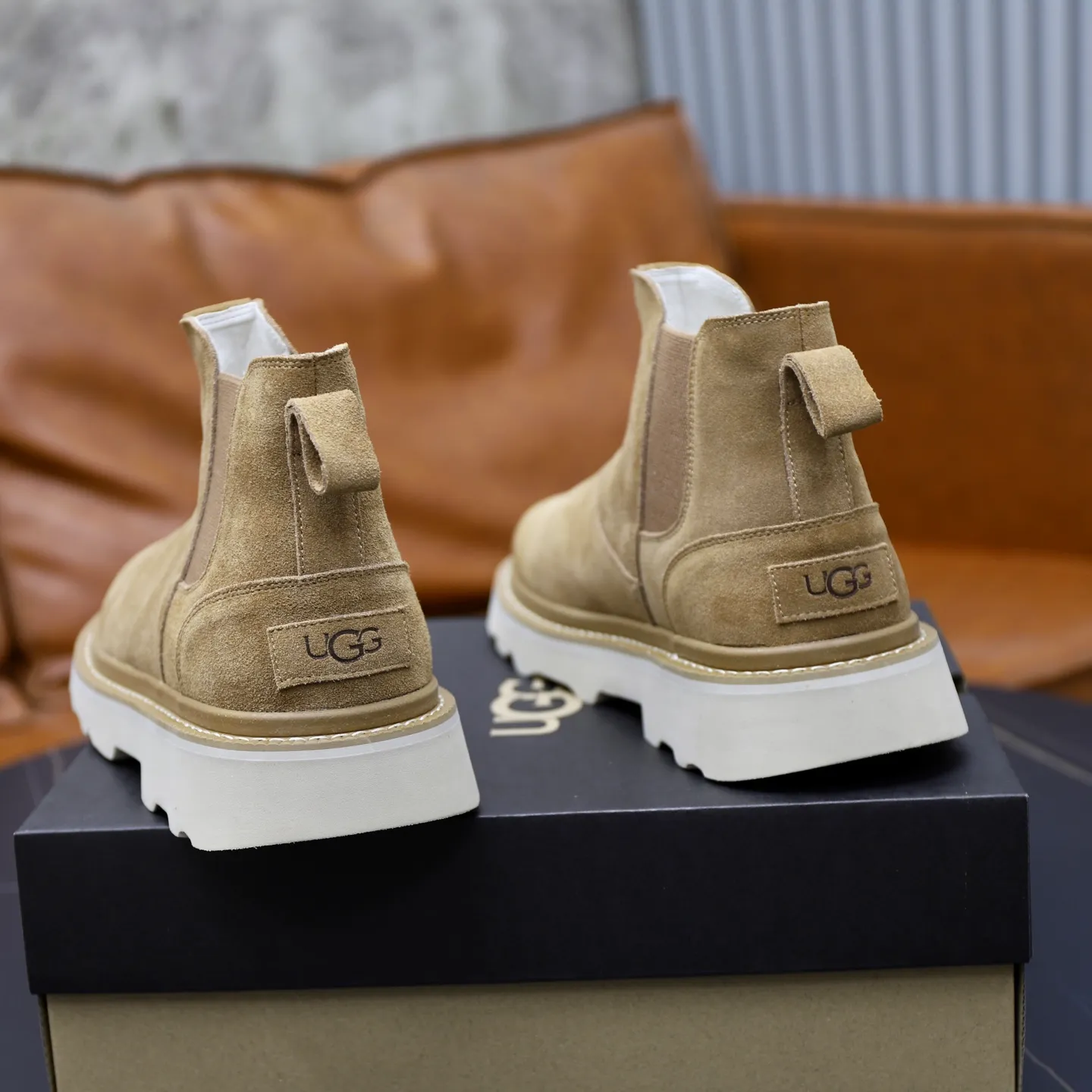 Ex-factory price: 640💰Thick wool imported from Australia Brand: UGG genuine purchasing agent Size: 39-45 Grade: Official website 1:1 Material: First layer of genuine leather waterproof and antifreeze upper Real wool lining Original non-slip soft wear-resistant outsole Style category: Men's casual shoes Trendy style Comfortable on the feet Color: Official website color synchronization